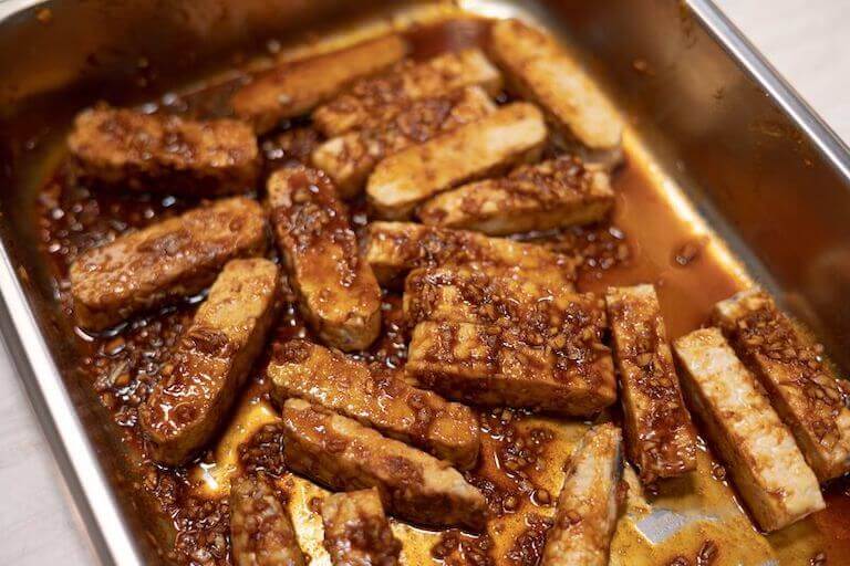 Tempeh satay in a silver pan